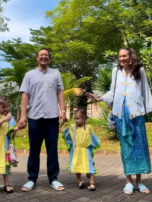 Nadine Chandrawinata tampil mengenakan kebaya putih dengan corak bordiran kuning dipadukan bawahan kain biru bercorak. [@nadinelist]