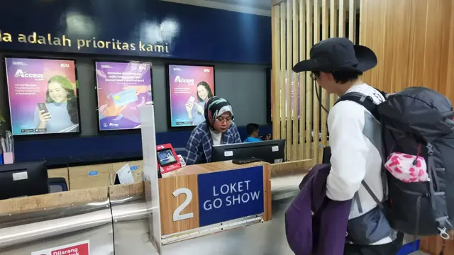 Penumpang Kereta Api antre  membeli tiket langsung di Staisun Jember (Istimewa)