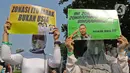 Sejumlah orang tua murid membawa poster dalam demonstrasi di depan Kementerian Pendidikan dan Kebudayaan, Jakarta, Senin (29/6/2020). Mereka memprotes sistem Penerimaan Peserta Didik Baru (PPDB) DKI Jakarta yang seleksi penerimaannya berdasarkan usia. (Liputan6.com/Herman Zakharia)