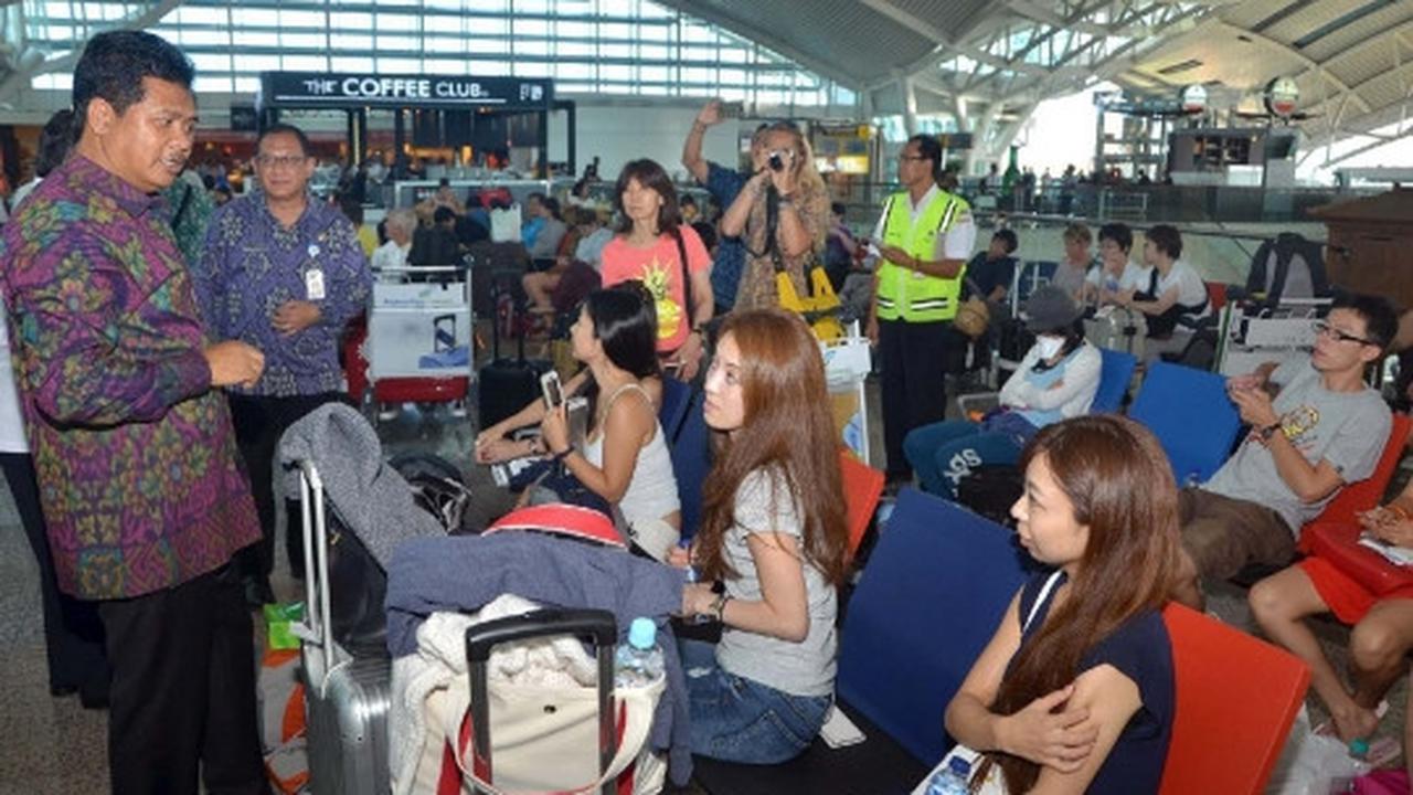 Wagub Bali tengok ribuan penumpang terlantar di Bandara Ngurah Rai