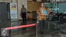 Teguh Juwarno berjalan meninggalkan gedung KPK usai menjalani pemeriksaan, Jakarta, Rabu (14/12). Anggota DPR RI dari fraksi PAN tersebut diperiksa terkait kasus dugaan korupsi proyek pengadaan e-KTP tahun 2011-2012. (Liputan.com6/Helmi Affandi)