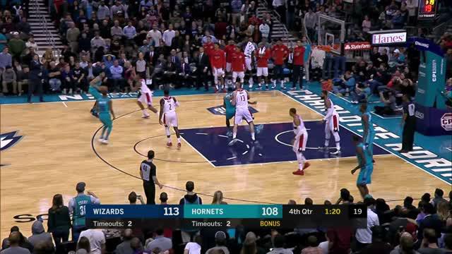 Charlotte Hornets mengalahkan Washington Wizards dengan skor 129-124 dalam lanjutan pertandingan NBA 2017-2018.