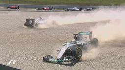 Dua pebalap Mercedes, Nico Rosberg dan Lewis Hamilton, terlibat tabrakan di lap pertama F1 GP Spanyol di Sirkuit Catalunya, Spanyol, Minggu (15/5/2016). (Bola.com/Twitter/F1)