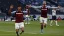 Striker Aston Villa, Ollie Watkins (kiri) melakukan selebrasi usai mencetak gol kedua timnya ke gawang Tottenham Hotspur dalam laga lanjutan Liga Inggris 2020/2021 pekan ke-37 di Tottenham Hotspur Stadium, Rabu (19/5/2021). Aston Villa menang 2-1 atas Tottenham. (AP/Paul Childs/Pool)