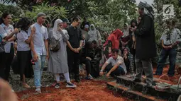 Keluarga dan kerabat mengantar mendiang George Mustafa Taka saat dimakamkan di Komplek Pemakaman Kempo, Jatiwaringin, Pondok Gede, Jakarta, Jumat (2/10). Goerge pun meninggalkan 1 orang istri dan 3 orang anak. (Liputan6.com/Faizal Fanani)