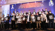 Ketua Umum BPD HIPMI Jaya, Sona Maesana (tengah) foto bersama 18 balon ketua umum usai pengambilan nomor urut pada pemilihan Badan Pengurus Cabang (BPC) Se-DKI Jakarta Raya periode 2021-2024 di The Tribrata Darmawangsa Jakarta, Selasa (16/11/2021). (Liputan6.com/HIPMI Jaya)