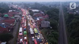 Foto udara memperlihatkan kondisi lalu lintas di Simpang Jomin Pantura, Cikampek, Jawa Barat, Jumat (29/4/2022). Memasuki H-3 Idul Fitri, jalur mudik didominasi oleh kendaraan roda dua, truck dan mobil. (merdeka.com/Imam Buhori)