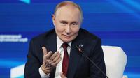 Presiden Rusia Vladimir Putin dalam pertemuan dengan para pakar kebijakan luar negeri di Klub Diskusi Valdai, di resor Laut Hitam Sochi, Rusia, Kamis, (2/10/2025). (Dok. Mikhail Metzel, Sputnik, Foto Pool Kremlin via AP)