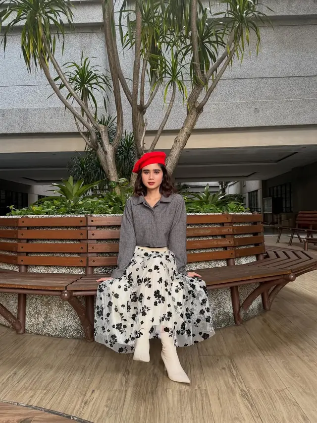 Tiru Gaya Emily in Paris, Tissa Biani Jadi Emily in Jakarta dengan Busana Ekspresif