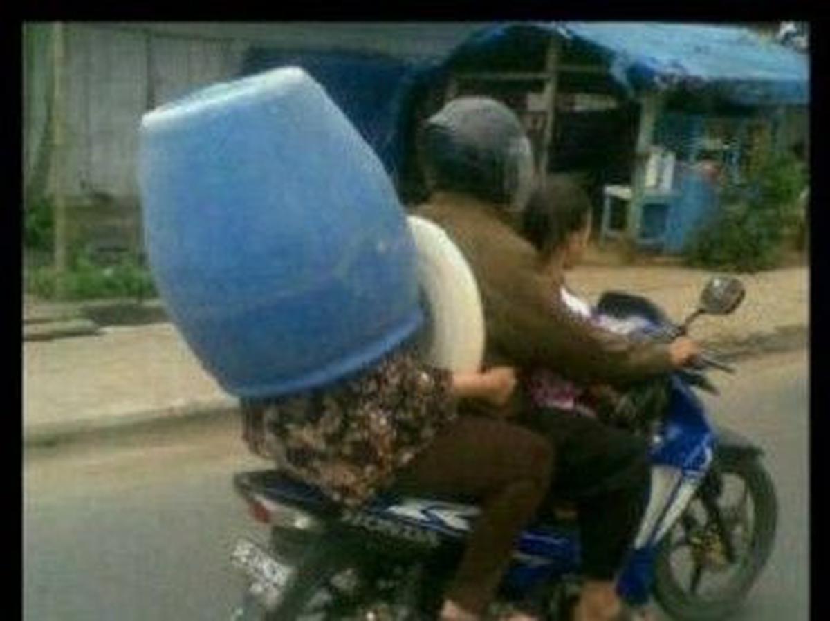 Menggunakan Helm Lebih Praktis dan Efisien