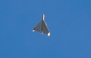 Drone Shahed buatan Iran yang diluncurkan Rusia terlihat melintas di langit beberapa detik sebelum menghantam bangunan di Kyiv, Ukraina, pada 17 Oktober 2022. (Dok. AP/Efrem Lukatsky, Arsip)