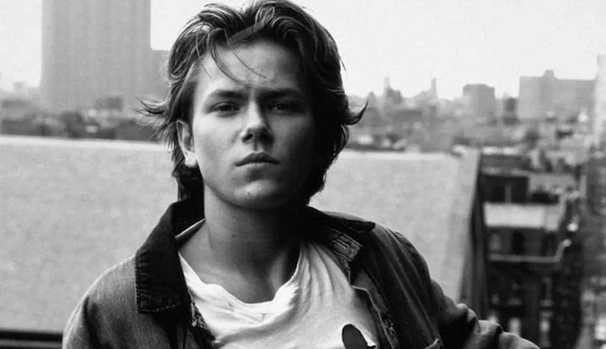 Sebelum ia bisa menyelesaikan film Dark Blood, River Phoenix meninggal karena overdosis pada 31 Oktober 1993. (The Idle Man)