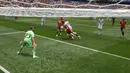 Pemain Belgia Charles De Ketelaere mencetak gol pertama timnya melewati pemain Spanyol Unai Simon selama pertandingan perempat final Piala Dunia FIFA 2026 antara Spanyol dan Belgia di Stadion Los Angeles di Inglewood, California, Jumat, 10 Juli 2026. (AFP/ Getti Images/ David Ramos)