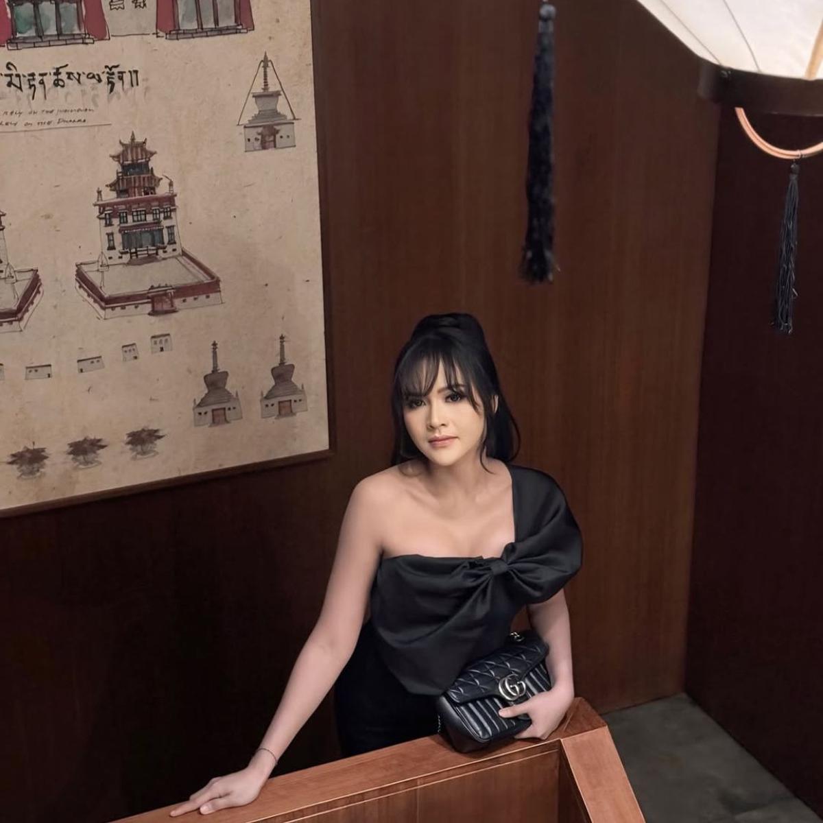7 Potret Memikat Bella Bonita dalam Balutan Outfit Hitam Jadi Sorotan Netizen