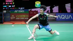 Pebulu tangkis tunggal putri China, Wang Zhi Yi berusaha mengembalikan kok ke arah pebulu tangkis Korea Selatan, An Se Young pada babak semifinal Indonesia Open 2024 di Istora Senayan, Jakarta, Sabtu (08/06/2024). (Bola.com/Bagaskara Lazuardi)