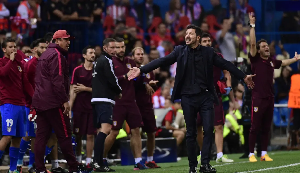 Ekspresi pelatih Atletico Madrid, Diego Simeone merayakan gol saat timnya melawan Bayern Munich pada laga grup D Liga Champions di Vicente Calderon stadium, Madrid, Kamis (29/9/2016) dini hari WIB. (AFP/Pierre-Philippe Marcou)