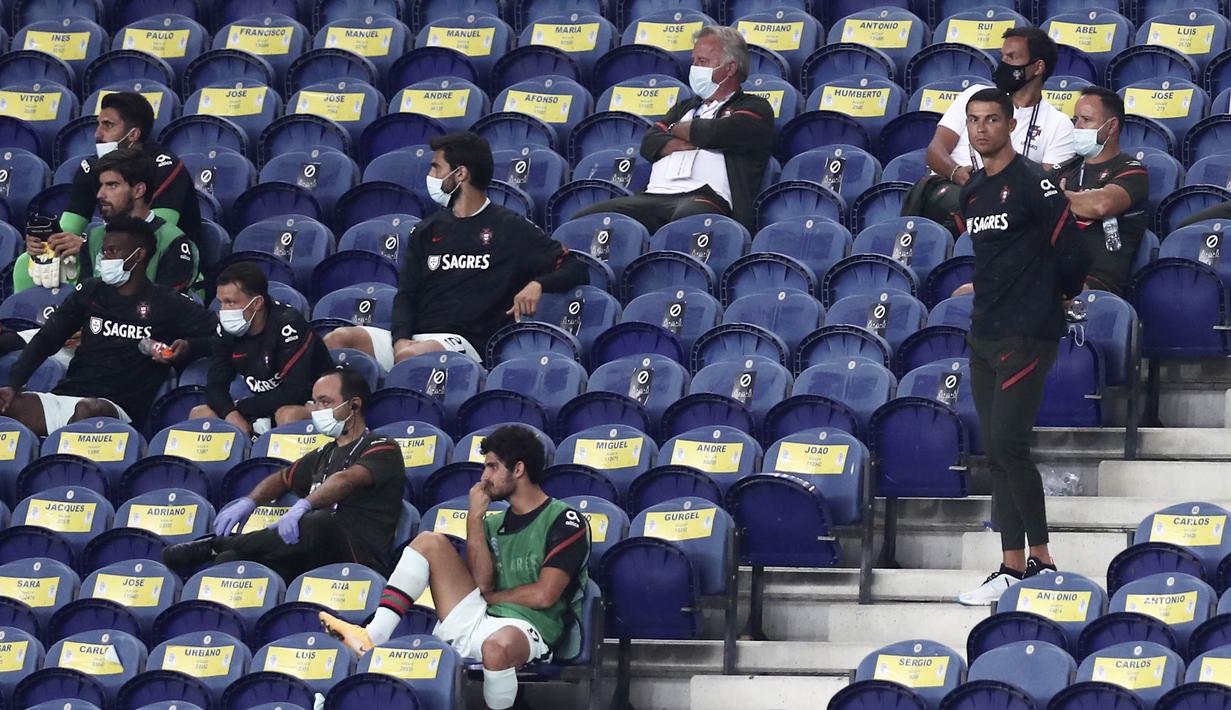 Pelatih Portugal, Fernando Santos, berharap Cristiano Ronaldo, segera pulih dan bisa tampil saat berhadapan dengan Swedia pekan depan. (AP/Miguel Angelo Pereira)