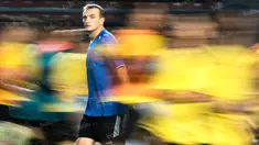 Pelatih Arema Cronus, Milomir Seslija, saat melatih di SUGBK, Jakarta, Sabtu (2/4/2016), dikenal sebagai sosok kontroversial. Namun, kini pria Bosnia itu bersiap mengukir prestasi pada final Torabika Bhayangkara Cup 2016. (Bola.com/Vitalis Yogi Trisna)