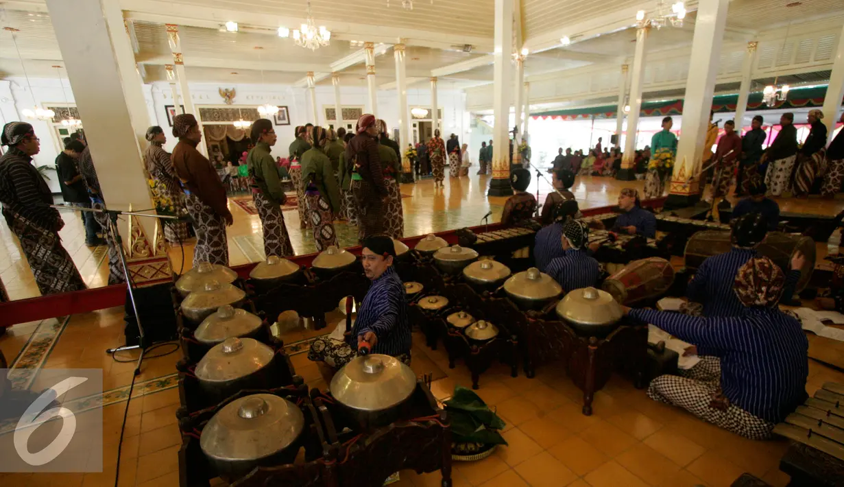 Syawalan bersama Sultan HB X di Bangsal Kepatihan Yogyakarta diikuti oleh abdi dalem keparajan wilayah provensi DIY meliputi Kabupaten Sleman,Bantul, Gunung Kidul, Kulon Progo dan kota Yogyakarta, Kamis (14/7). (Liputan6.com/ Boy Harjanto)