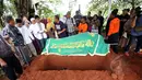 Jenazah enyanyi Yanni Rusiana Djunaedi (51) atau Yanni "Libels" saat akan dimasukkan ke liang lahat di TPU Tanah Kusir, Jakarta, Kamis (26/3/2015).  (Liputan6.com/Panji Diksana) 