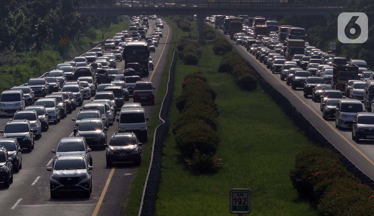 Ribuan kendaraan pemudik berada di dua jalur menuju arah Jawa Tengah seiring dengan pemberlakukan satu arah atau one way. (Liputan6.com/Herman Zakharia)