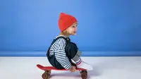 Seorang anak belajar bermain skateboard. (Sumber foto: Pexels.com)