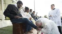 Jelang Paskah, Paus Fransiskus mencium kaki muslim. Ia juga mengecam aksi bom di Brusel, Belgia.