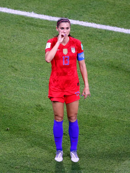 Penyerang Amerika Serikat Alex Morgan (kiri) berselebrasi usai mencetak gol ke gawang Inggris pada semifinal Piala Dunia Wanita 2019 di Lyon Stadium, Prancis, Selasa (2/7/2019). Alex Morgan berselebrasi berpura-pura meminum secangkir teh seperti budaya Inggris. (AP Photo/Francois Mori)
