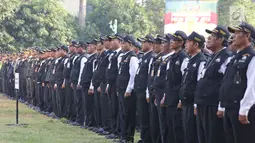 Para peserta Pokdarkamtibmas Polda Metro Jaya saat mengikuti apel besar pokdarkamtibmas di lapangan Sabhara Mapolda Metro Jaya, Jakarta, Sabtu (12/5). (Liputan6.com/Herman Zakharia)
