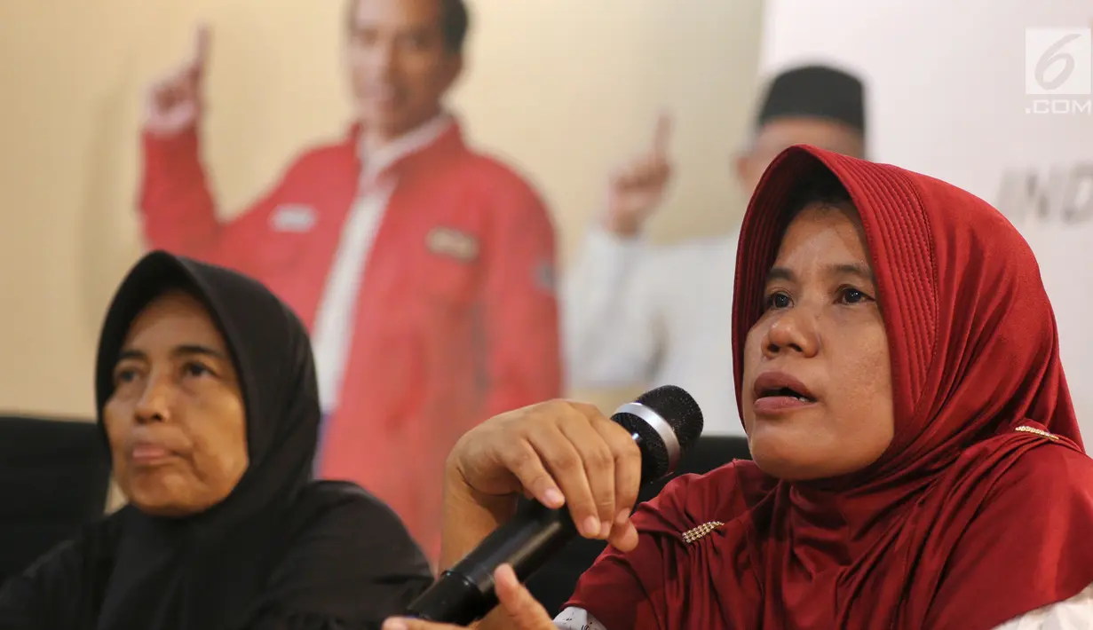 Ibu Roidah bersama Ibu Siti Jariyah saat menceritakan pengalamannya terkait penerima Program Keluarga Harapan dan Program Mekar yang diberikan era Pemerintahan Joko Widodo di Rumah Cemara, Jakarta, Kamis (28/2). (Liputan6.com/Johan Tallo)