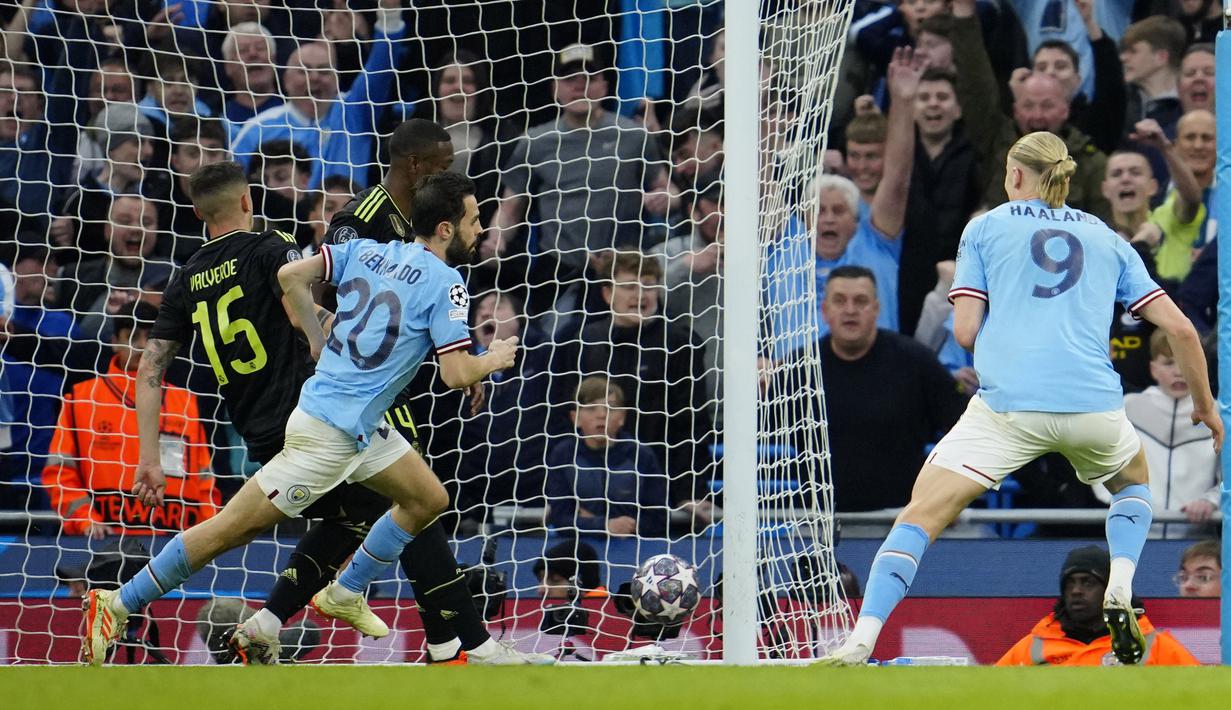 Pemain Manchester City, Bernardo Silva, melakukan selebrasi setelah mencetak gol ke gawang Real Madrid pada laga semifinal leg kedua di Stadion Etihad, Kamis (18/5/2023). Man City menang dengan skor 4-0. (AP Photo/Jon Super)
