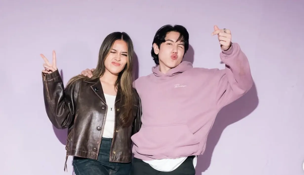 [Instagram/ Raisa]Kali ini jaket kulit hadir dengan siluet berbeda. Aksen boxy menghadirkan gaya yang kian seru. [Instagram/ Raisa]