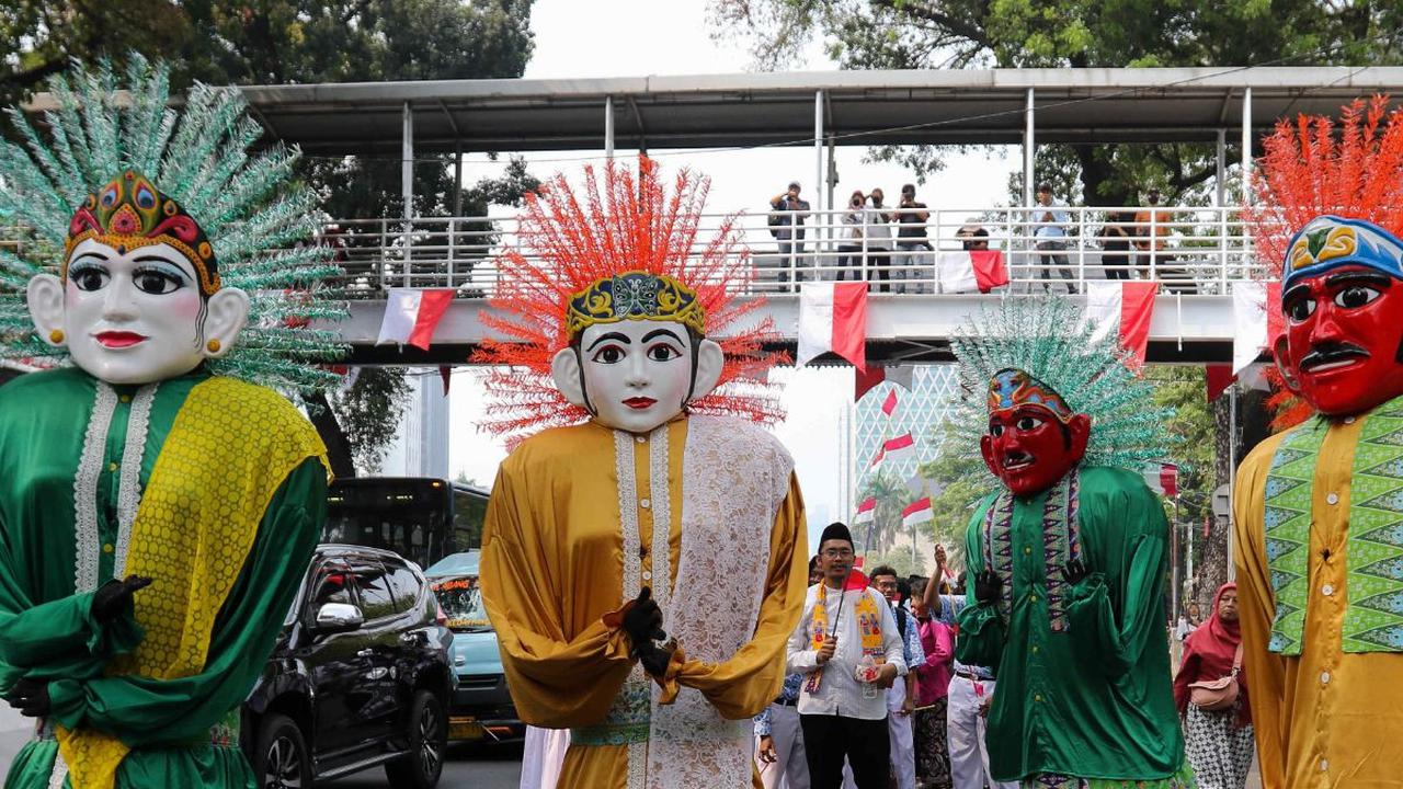 Kehadiran ondel-ondel juga menyemarakan Pawai Budaya Reog Ponorogo di kawasan Patung Kuda, Jakarta menjadi lebih berwarna dan bertambah meriah.