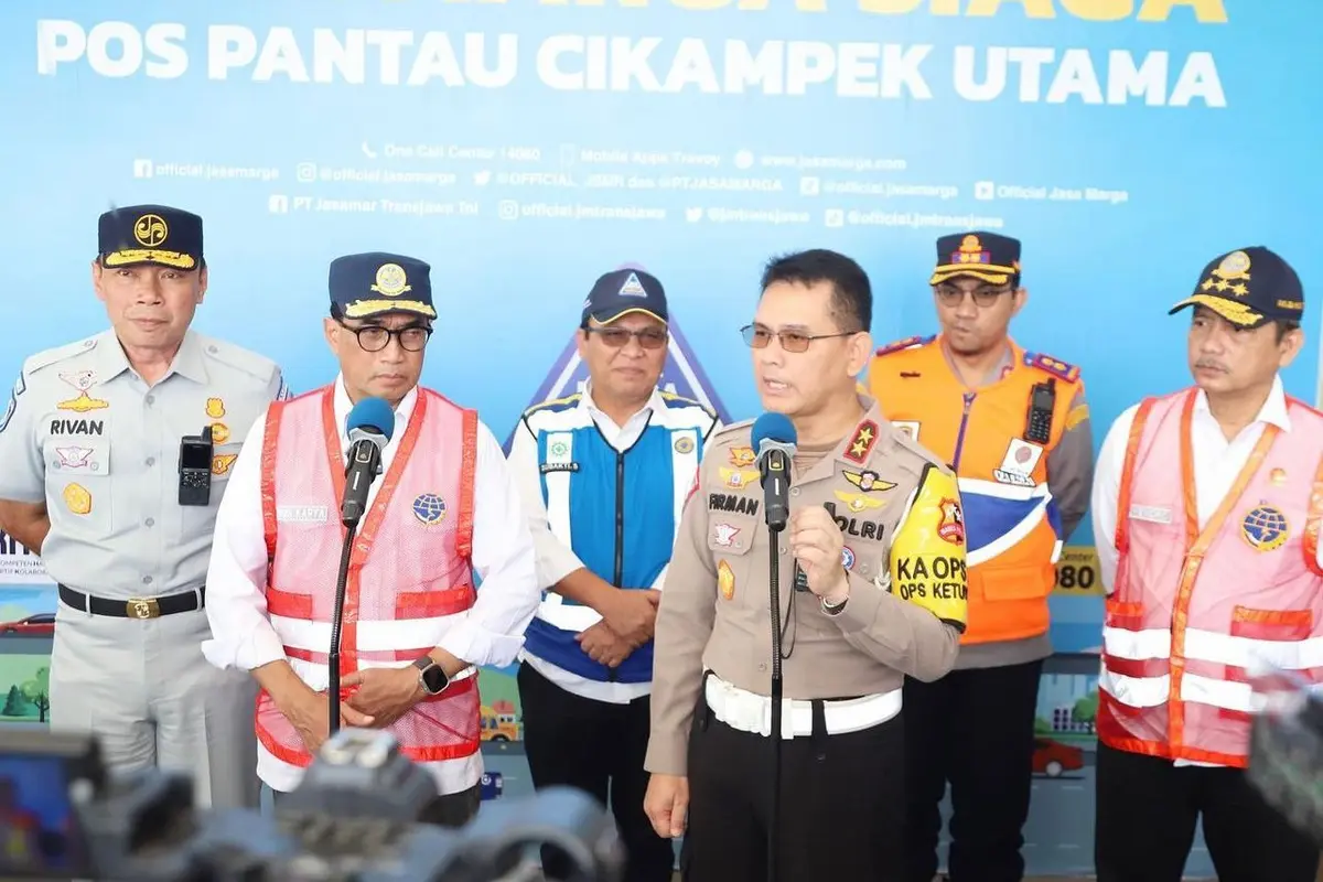 Direktur Utama PT Jasa Raharja, Rivan A. Purwantono bersama Menteri Perhubungan, Budi Karya Sumadi dan Kakorlantas Polri, Irjen Pol. Firman Shantyabudi (Istimewa)