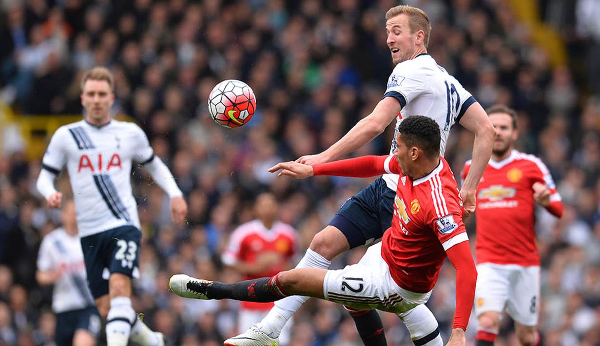 4. Pemain Tottenham, Harry Kane, berusaha melewati pemain MU, Chris Smalling, pada laga Liga Premier Inggris di Stadion White Hart Lane, London, Minggu (10/4/2016). Tottenham menang 3-0 atas MU. (AFP/Glyn Kirk)