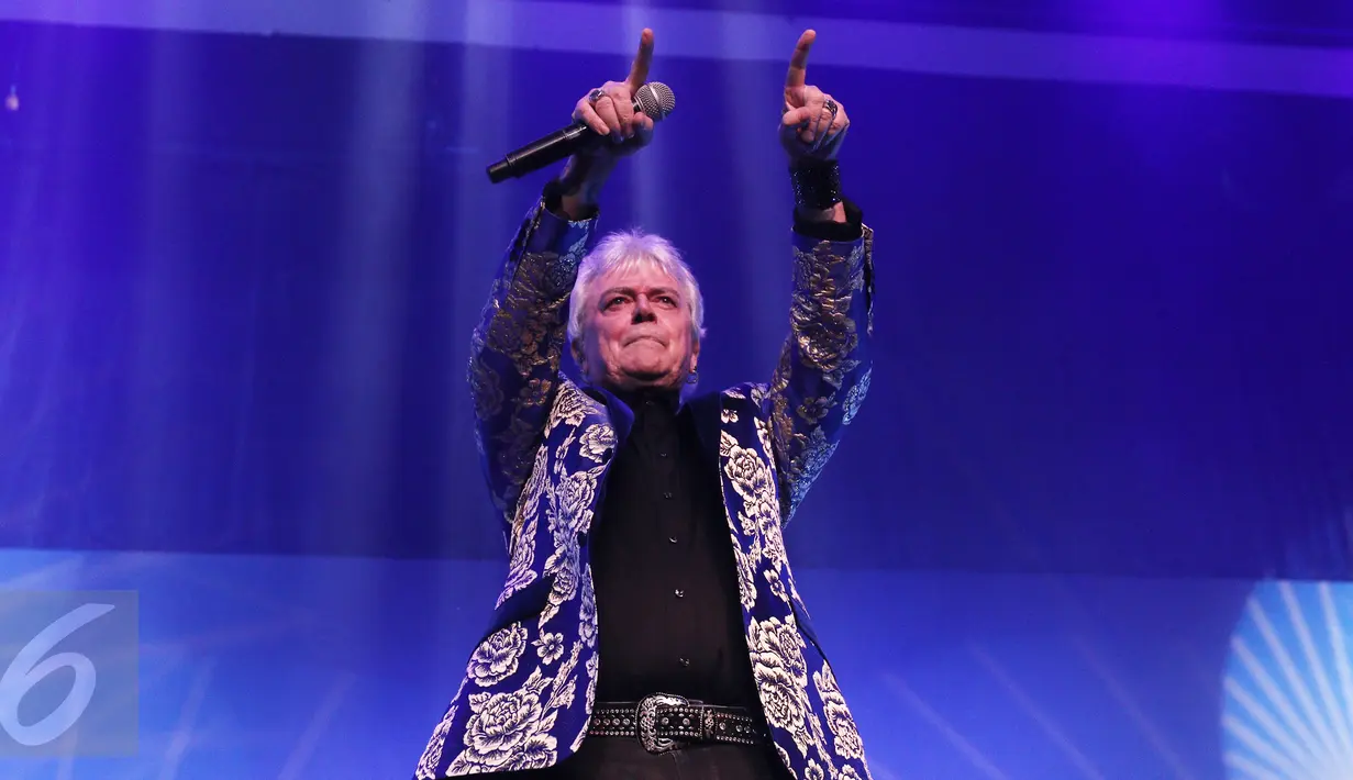 Grup soft rock asal Australia, Air Supply saat menggelar konser "40th Anniversary" di Jakarta, Jumat (3/3). (Liputan6.com/Herman Zakharia)