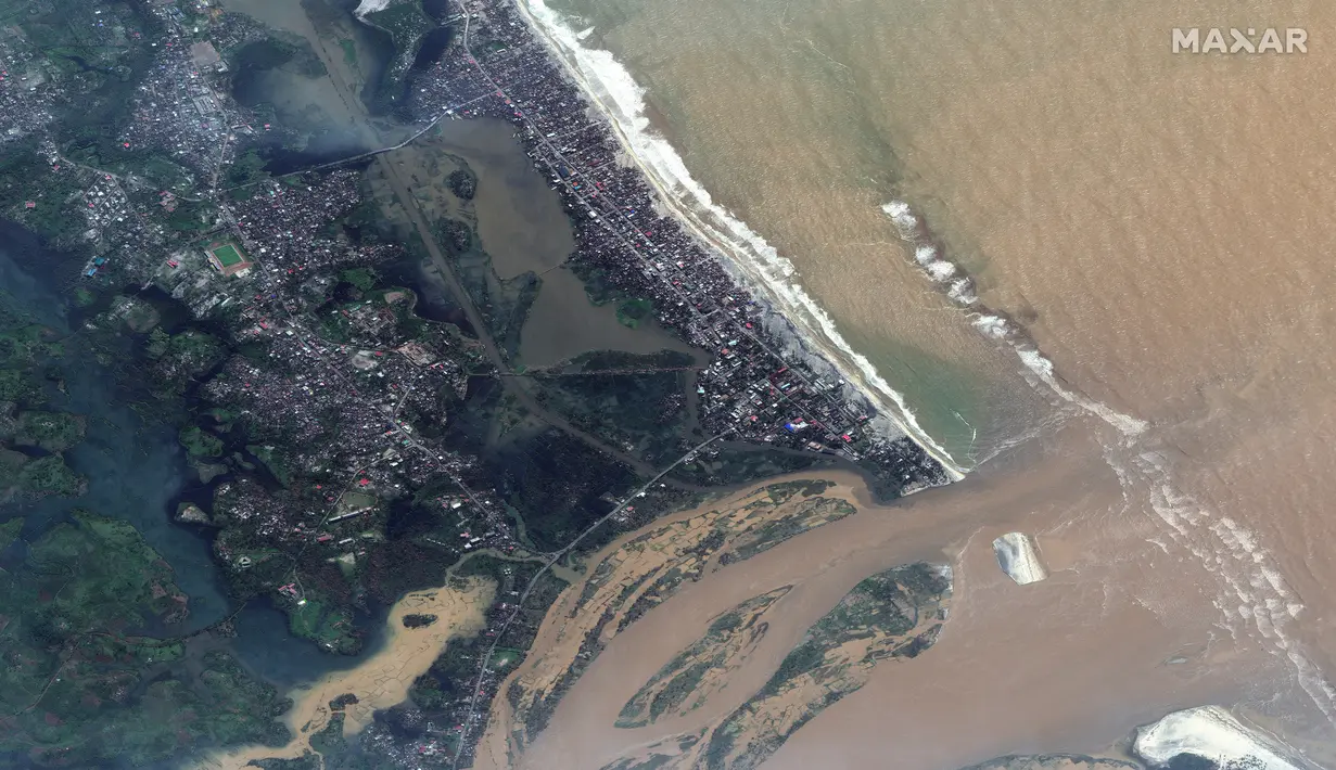 Foto satelit menunjukkan pemandangan umum Mananjary, Madagaskar setelah Topan Batsirai, pada Rabu, 7 Februari 2022. Topan Batsirai menghantam kawasan Madagaskar, MInggu (6/2/2022) malam. (Satellite image ©2022 Maxar Technologies via AP)