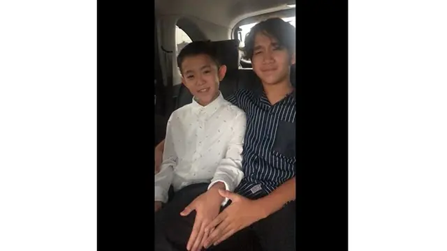 Momen Raphael saat berpergian bersama sang adik, kompak banget.