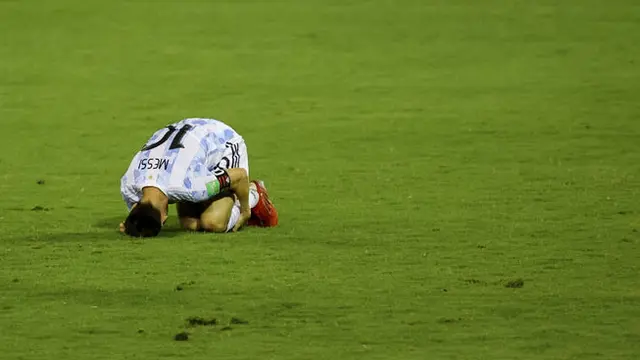 Foto: Melihat Tekel Horor yang Membuat Lionel Messi Terkapar dan Hampir Patah Kaki