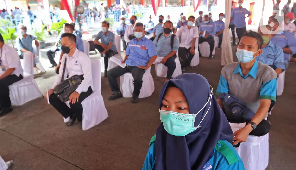 Pelaku transportasi saat menunggu vaksinasi COVID-19 Ndi Terminal Kampung Rambutan, Jakarta, Kamis (10/6/2021). Vaksinasi massal ini untuk 1.000 orang yang terdiri dari para supir bus, kernet, pedagang usaha kecil dan mikro di Terminal Kampung Rambutan. (Liputan6.com/Herman Zakharia)