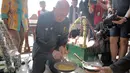 Legenda Liverpool, Gary McAllister, mencoba memasak kerak telor makanan khas Betawi, Kerak Telor dalam rangkaian acara kunjungan budaya di Kawasan Perkampungan Betawi Setu Babakan, Jakarta (9/9/2018). (Bola.com/Peksi Cahyo)