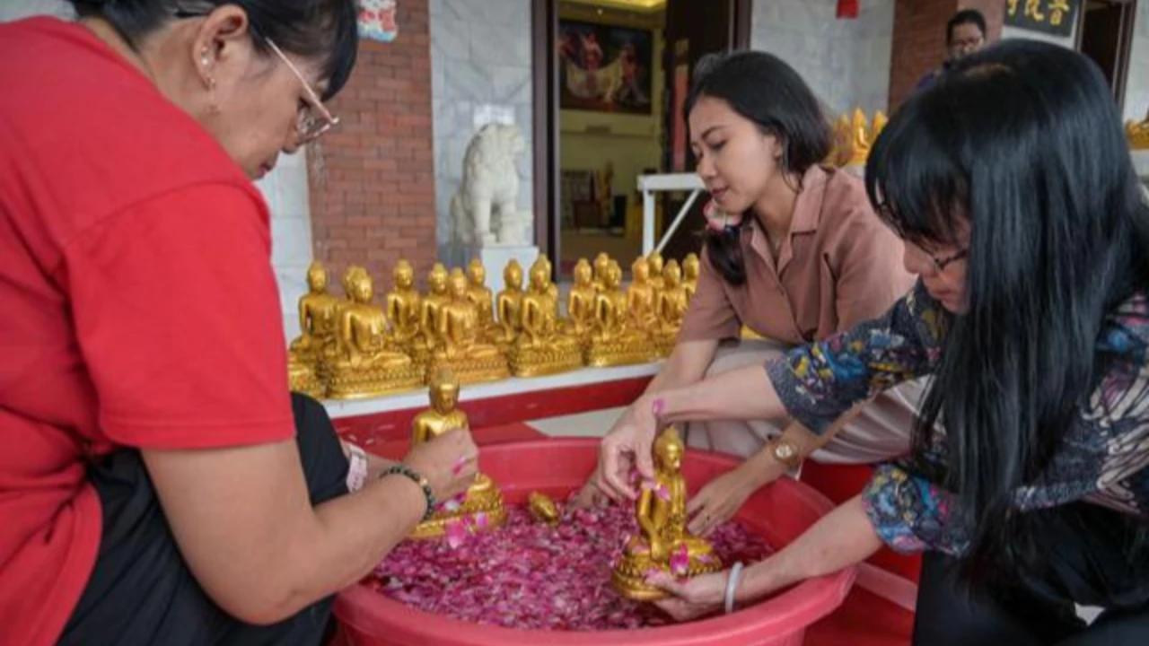Mengapa Imlek Identik dengan Warna Merah? Berikut Penjelasannya
