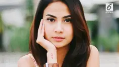 Polisi akhirnya tetapkan Vanessa Angel sebagai tersangka dalam kasus prostitusi online. Polisi mendapati beberapa fakta baru yang bisa menjerat Vanessa.
