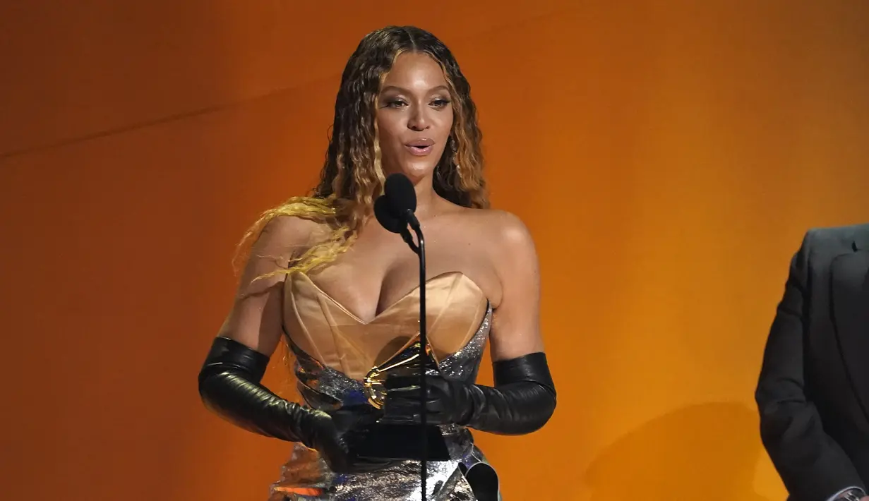 Beyonce menerima penghargaan untuk album dance/musik elektronik terbaik untuk "Renaissance" di Penghargaan Grammy Awards 2023 di Los Angeles pada Minggu, 5 Februari 2023. Lewat album Renaissance yang berlumur pujian kritikus dunia, Beyonce memecahkan rekor kemenangan Grammy terbanyak sepanjang sejarah, dengan 32 piala. (AP Photo/Chris Pizzello)