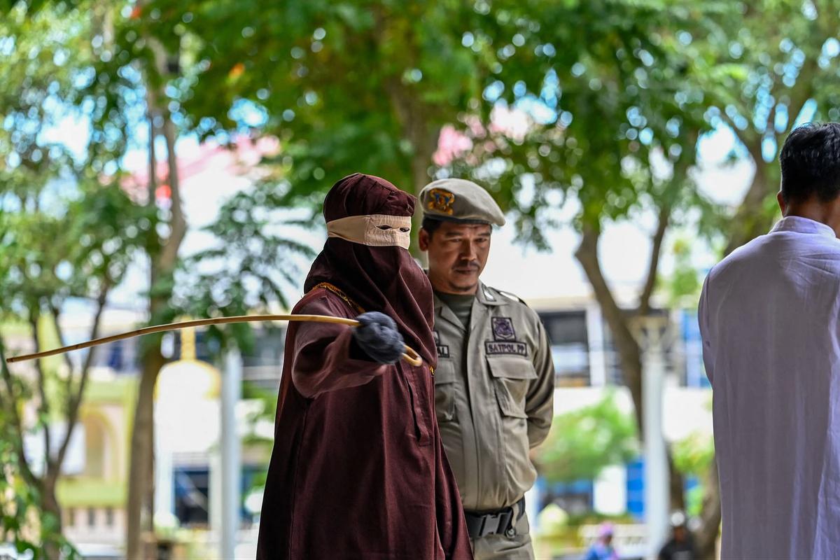 FOTO: Enam Pelanggar Qanun Jalani Hukuman Cambuk di Banda Aceh