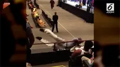 Pria ini melakukan hal konyol untuk merayakan kelulusan anggota keluarga. Aksi ini sontak membuat orang di sekelilingnya tertawa.