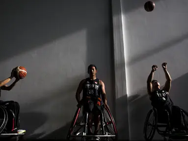 Pebasket kursi roda Indonesia, Donald Santoso, bersama rekan-rekannya saat latihan di Lapangan basket Istana Kana, Jakarta Pusat, Senin (17/9/2018). Tim basket kursi roda Indonesia bersiap hadapi Asian Para Games. (Bola.com/Vitalis Yogi Trisna)