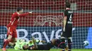 Striker Bayern Munchen, Robert Lewandowski, mencetak gol ke gawang Bayer Leverkusen pada laga Bundesliga di Stadion BayArena, Minggu (20/12/2020). Bayern Munchen menang dengan skor 2-1. (Bernd Thissen/Pool Photo via AP)