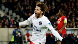 Maxwell - Bek kiri berkebangsaan Brasil ini memang bukanlah golongan pemain berlabel bintang. Namun faktanya dia merupakan sosok yang berhasil mengangkat banyak trofi bersama klub-klub besar Eropa.
Gantung sepatu pada pada 2017 lalu, Maxwell telah mengoleksi 37 trofi. (AFP/Denis Charlet)