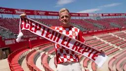 Setelah kembali dari masa peminjaman selama setengah musim bersama Eintracht Frankfurt, Manchester United akhirnya melepas permanen Donny va de Beek ke Girona pada awal musim 2024/2025. Gelandang asal Belanda berusia 27 tahun tersebut dilego dengan nilai transfer hanya 500 ribu euro. (gironafc.cat)